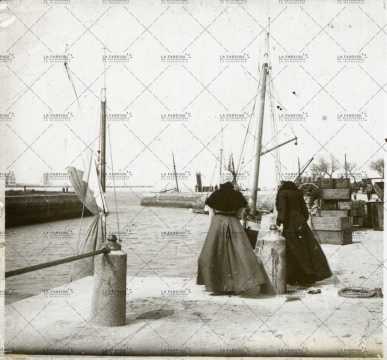 Deux femmes sur les quais